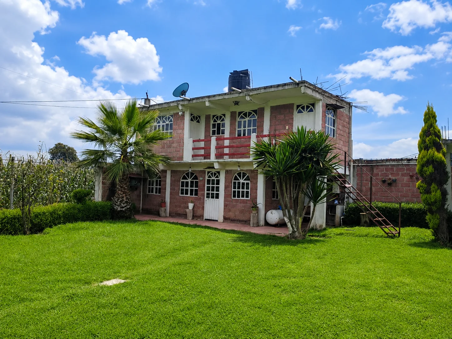 Fachada principal de la finca tipo rancho en San Antonio Zoyatzingo
