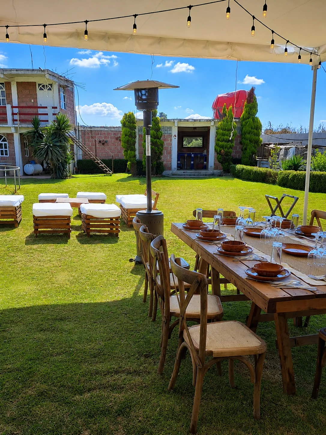 Vista preparada para convivencia y eventos dentro de la finca tipo rancho