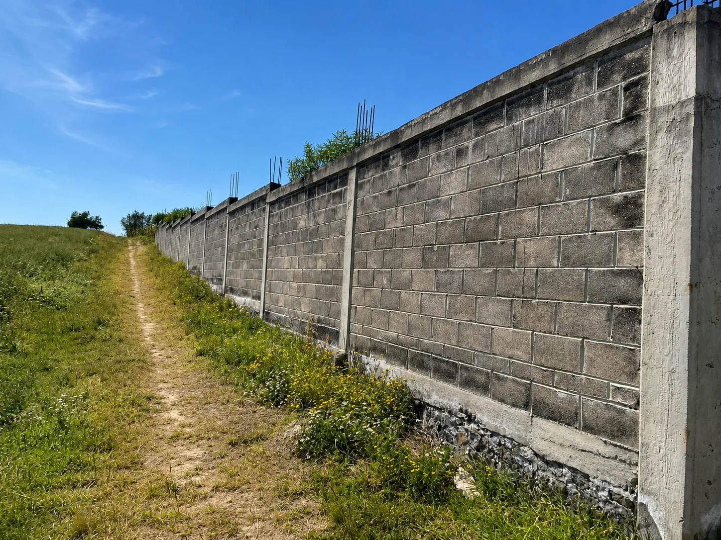 Vista del perímetro bardeado del terreno en Zoyatzingo